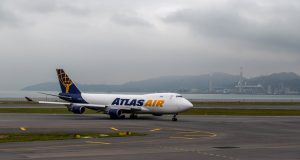 Μαϊάμι: Αναγκαστική προσγείωση για Boeing 747-8 της Atlas – «Φλόγες…
