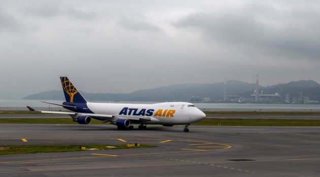 Μαϊάμι: Αναγκαστική προσγείωση για Boeing 747-8 της Atlas  – «Φλόγες από το αριστερό φτερό»