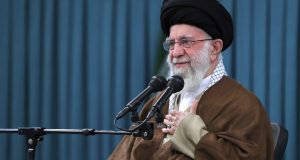 Ιράν: Ο αγιατολάχ Χαμενεΐ απειλεί με «σκληρή απάντηση» μετά τη…
