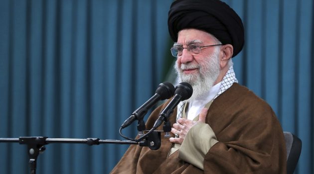 Ιράν: Ο αγιατολάχ Χαμενεΐ απειλεί με «σκληρή απάντηση» μετά τη διπλή έκρηξη με τους 103 νεκρούς