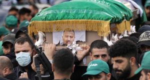 Λίβανος: Εκατοντάδες άνθρωποι στην κηδεία του Σάλεχ αλ Αρούρι, καλώντας…