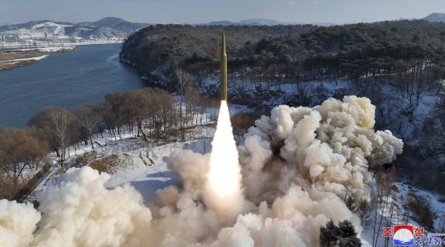 Η Βόρεια Κορέα προχώρησε σε δοκιμή νέου τύπου βαλλιστικού πυραύλου με υπερηχητική κεφαλή