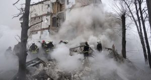 Ζελένσκι: Τουλάχιστον 18 νεκροί και 130 τραυματίες από τα ρωσικά…