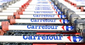 Carrefour: «Κόκκινη κάρτα» σε προϊόντα τροφίμων και ποτών με μεγάλες…