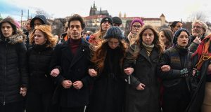Τσεχία: Φοιτητές και καθηγητές σχημάτισαν ανθρώπινη αλυσίδα στη μνήμη των…