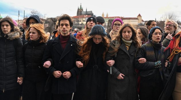 Τσεχία: Φοιτητές και καθηγητές σχημάτισαν ανθρώπινη αλυσίδα στη μνήμη των 14 θυμάτων της επίθεσης στη Σχολή Καλών Τεχνών