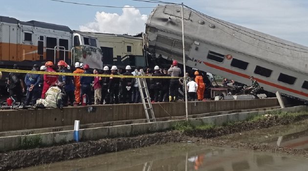Ινδονησία: Τουλάχιστον τρεις νεκροί και 28 τραυματίες από τη  σύγκρουση δυο τρένων