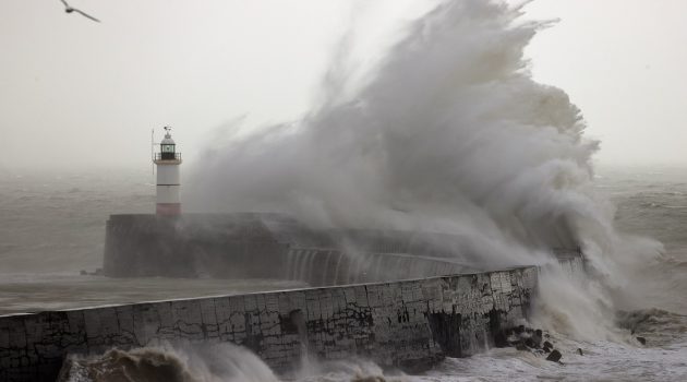 Η καταιγίδα Χενκ σαρώνει την Αγγλία και την Ουαλία – Ταξιδιωτικό χάος στο Λονδίνο 