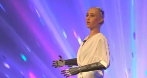 Στην Ελλάδα η Sophia, το πιο εξελιγμένο ρομπότ AI στον…