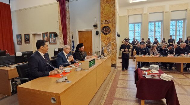 Γ. Παπαναστασίου: Έκοψε την Πρωτοχρονιάτικη Βασιλόπιτα στην αίθουσα του Δημ. Συμβουλίου (Photos)