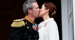 Βίντεο: Το πρώτο βασιλικό φιλί του Φρειδερίκου και της Μαίρης