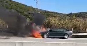 Ιόνια Οδός: Στις φλόγες τυλίχθηκε αυτοκίνητο – Σώος ο οδηγός…