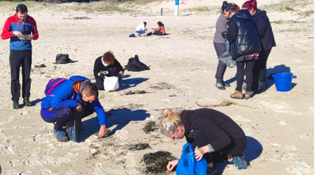 Iσπανία: Εθελοντές καθαρίζουν τις ακτές της Γαλικίας, όπου έπεσαν 25 τόνοι μικροπλαστικών