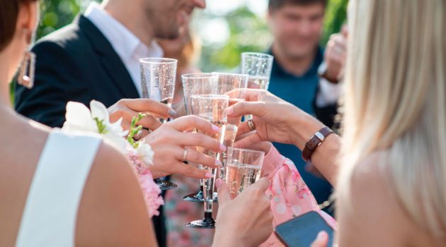 Πάρτι φοροδιαφυγής σε χλιδάτο γάμο: Η ΑΑΔΕ τσάκωσε από το ανθοπωλείο έως τον τραγουδιστή μέσω των social media