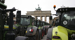 Γερμανία: Οι αγρότες στους δρόμους – Τρακτέρ στην Πύλη του…