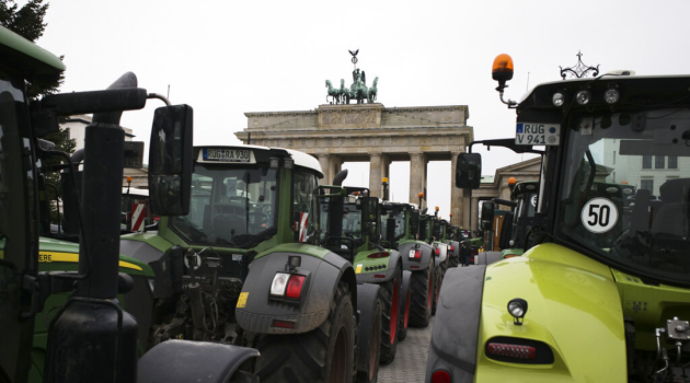 Γερμανία: Οι αγρότες στους δρόμους – Τρακτέρ στην Πύλη του Βραδεμβούργου