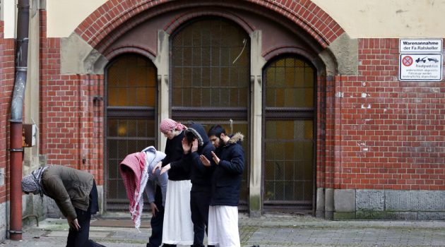 Γερμανία: Μουσουλμάνοι μαθητές ήθελαν να επιβάλουν τη Σαρία στο σχολείο τους – Με λιθοβολισμό απειλούσαν τους παραβάτες