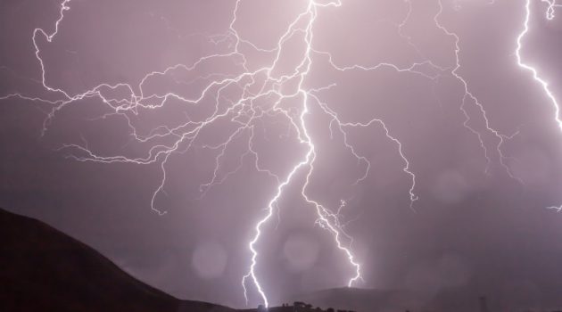 Καιρός: Καταιγίδες και θυελλώδεις νοτιάδες από τα Θεοφάνεια στη Δυτική Ελλάδα