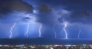 Επελαύνει η κακοκαιρία: Βροχές, καταιγίδες και θυελλώδεις άνεμοι – Προβλήματα…
