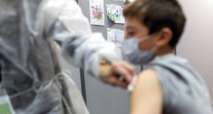 Έρευνα: Το εμβόλιο κατά του κορονοϊού σε παιδιά μειώνει τις…