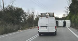 Κλεισούρα – Αγία Ελεούσα: Φορτηγό εξετράπη εξαιτίας της μετατόπισης φορτίου…