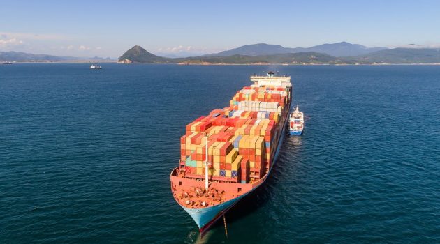 Για μεγάλη αναστάτωση στις μεταφορές λόγω των επιθέσεων των Χούθι προειδοποίησε η Maersk