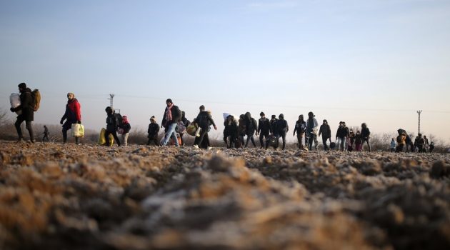Βρετανία: Σχεδόν 30.000 μετανάστες έφτασαν στη χώρα διασχίζοντας τη Μάγχη το 2023 – Πολύ λιγότεροι από το 2022
