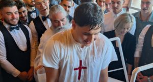 Ναύπλιο: 20χρονος βαπτίστηκε Χριστιανός με νονούς 27 συμμαθητές και φίλους…