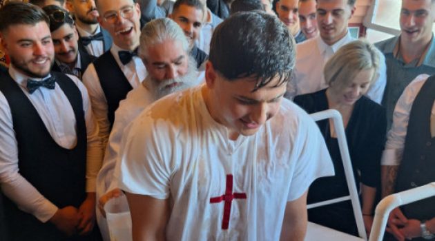 Ναύπλιο: 20χρονος βαπτίστηκε Χριστιανός με νονούς 27 συμμαθητές και φίλους (Photos)