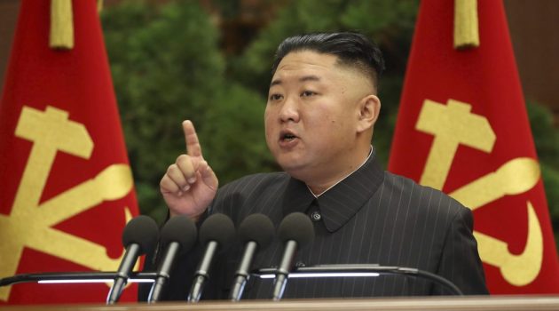 Ο Κιμ Γιονγκ Ουν λέει στο επιτελείο του να είναι έτοιμοι να συντρίψουν τον εχθρό με «τα πιο ισχυρά μέσα»   