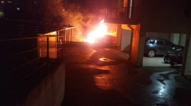 Αγρίνιο: Όχημα τυλίχθηκε στις φλόγες στην Οδό Δασκαλοπούλου