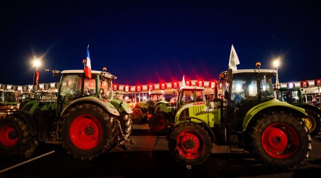 Υπό πολιορκία το Παρίσι από αγρότες – Από το απόγευμα θα κλείσουν τους κεντρικούς άξονες που οδηγούν στην πόλη