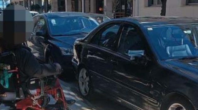 Αγρίνιο: Δεν «είδε» τη ράμπα και εγκλώβισε άτομο με αναπηρία – Αφαίρεση πινακίδων (Photos)