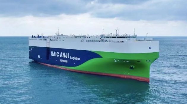 Σανγκάη: Για το πρώτο του ταξίδι απέπλευσε ένα υβριδικό πλοίο μεταφοράς 7.600 οχημάτων – Ποιος θα είναι ο πρώτος του σταθμός