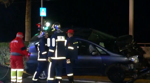 Σοβαρό τροχαίο στη Λεωφόρο Ποσειδώνος: Αυτοκίνητο έπεσε σε προστατευτικές μπάρες