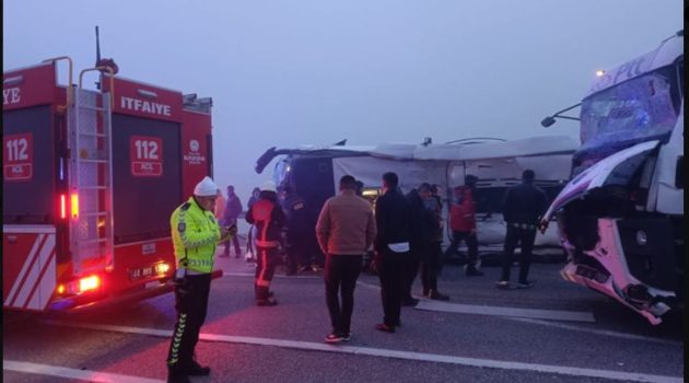 Tουρκία: Φονική σύγκρουση φορτηγού με λεωφορείο με τουλάχιστον 4 νεκρούς και 36 τραυματίες 