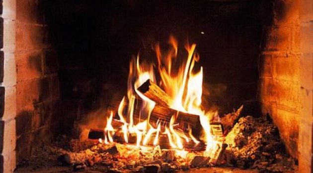 Αχαΐα: Άνδρας κάηκε πέφτοντας στο αναμμένο τζάκι