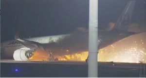 Ιαπωνία: Στις φλόγες επιβατικό αεροπλάνο στο αεροδρόμιο του Τόκιο –…