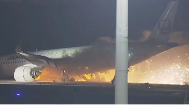 Ιαπωνία: Στις φλόγες επιβατικό αεροπλάνο στο αεροδρόμιο του Τόκιο – Σώοι οι 367 επιβάτες