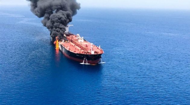 Μεσανατολικό: Το πλήρωμα προσπαθεί να θέσει υπό έλεγχο την πυρκαγιά σε δεξαμενόπλοιο που επλήγη από πύραυλο στον Κόλπο του Άντεν
