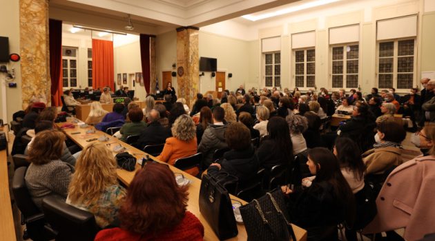 Αγρίνιο: Πλήθος κόσμου στην παρουσίαση του βιβλίου της Βίκυς Φλέσσα (Photos)
