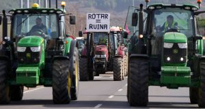 Ισπανία: Οι αγρότες συνεχίζουν τις κινητοποιήσεις μετά τη συνάντηση με…