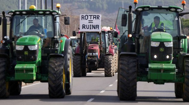 Ισπανία: Οι αγρότες συνεχίζουν τις κινητοποιήσεις μετά τη συνάντηση με τον υπουργό Γεωργίας