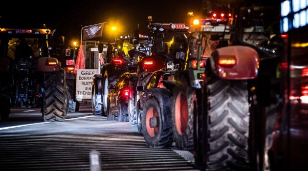 Ολλανδία: Εκατοντάδες αγρότες συμμετείχαν σε κινητοποιήσεις – Έκλεισαν δρόμους και άναψαν φωτιές