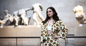 Οργή Μενδώνη για επίδειξη μόδας στο Βρετανικό Μουσείο: Ευτελίζουν τα…