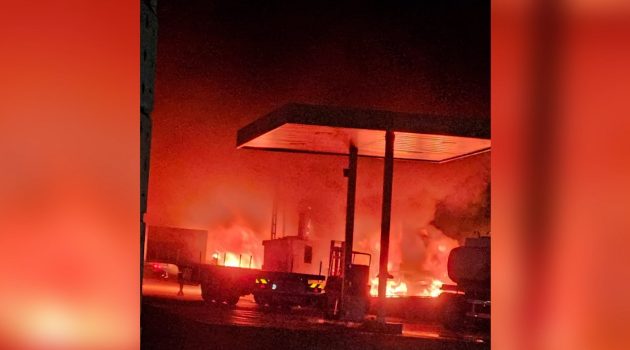 Μάνδρα: Παρανάλωμα του πυρός δύο φορτηγά που ήταν σταθμευμένα κοντά σε βενζινάδικο