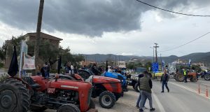Kλιμακώνουν τις κινητοποιήσεις τους οι αγρότες – Συμβολικοί αποκλεισμοί δρόμων…