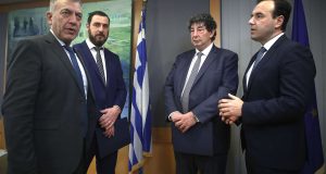 Βρούτσης και Παπαστεργίου παρέδωσαν στους προέδρους των Super League και…