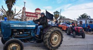 Κάθοδος των αγροτών στην Αθήνα υπό τη συνεχή επιτήρηση της…