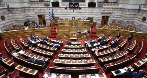 Νομοσχέδια για ομόφυλα ζευγάρια: Με διαξιφισμούς η συζήτηση στη Βουλή…